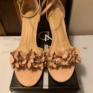 New Women’s Floral Ankle-Strap Sandals in Pale Pink